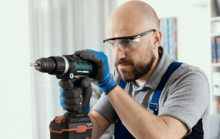 Handwerker mit Bohrschrauber