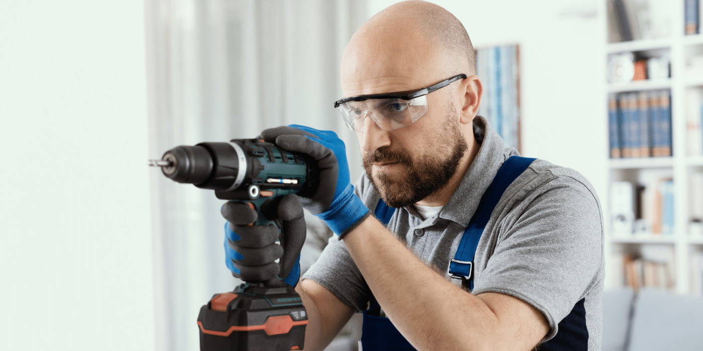 Handwerker mit Bohrschrauber