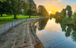 Weg am Fluss entlang