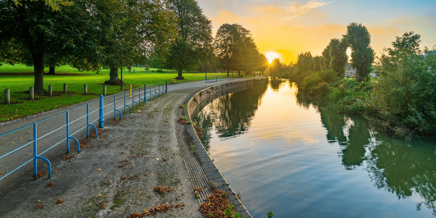 Weg am Fluss entlang