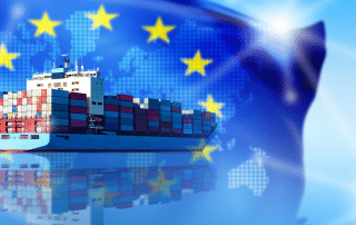 Containerschiff vor EU Flagge