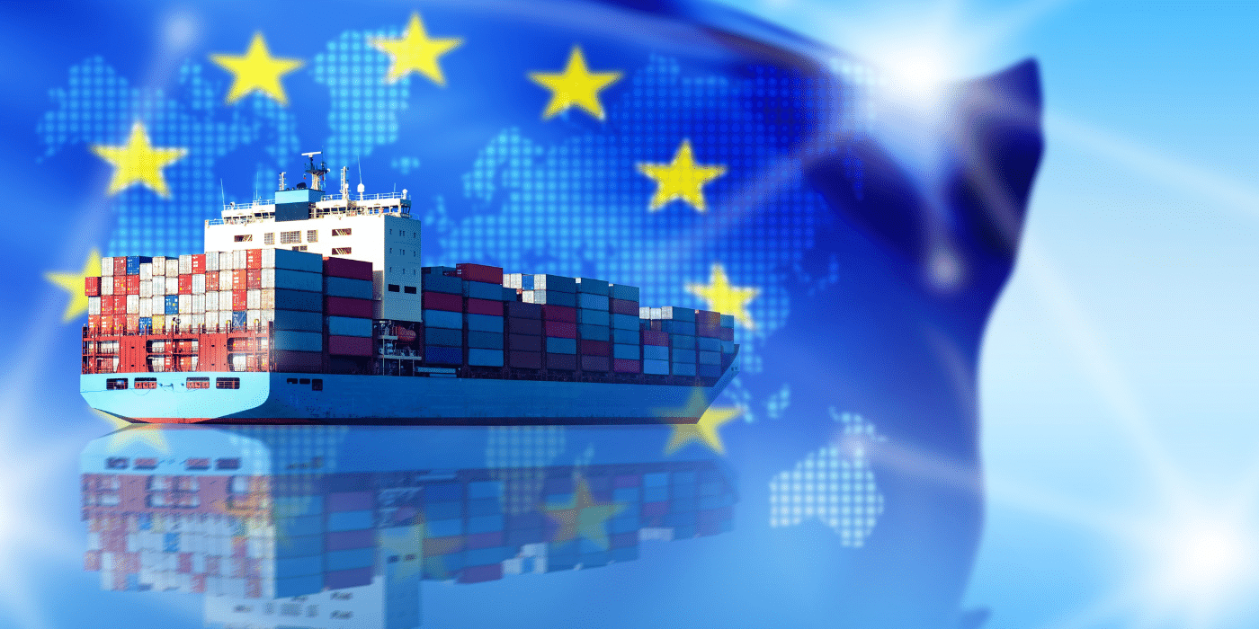 Containerschiff vor EU Flagge