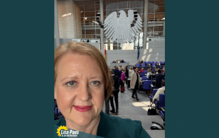 Lisa Paus vor Bundestag