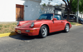roter Porsche vor Einfahrt