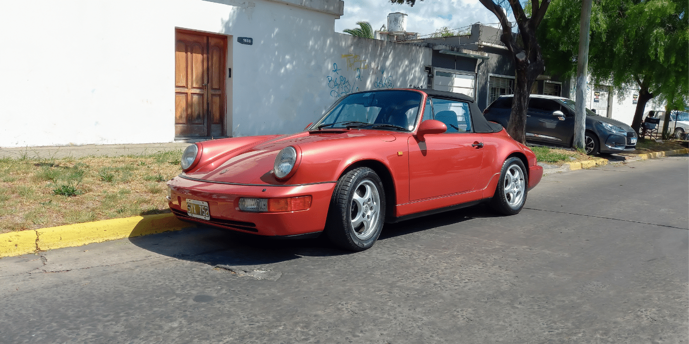 roter Porsche vor Einfahrt