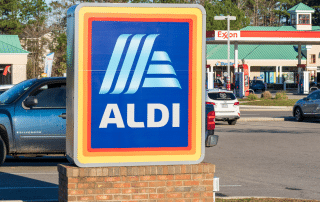 ALDI Firmenschild auf Parkplatz
