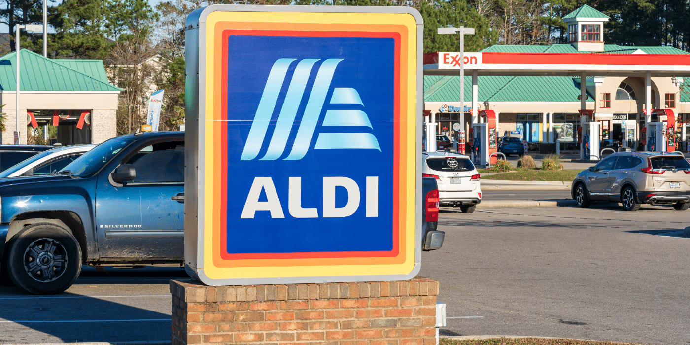 ALDI Firmenschild auf Parkplatz